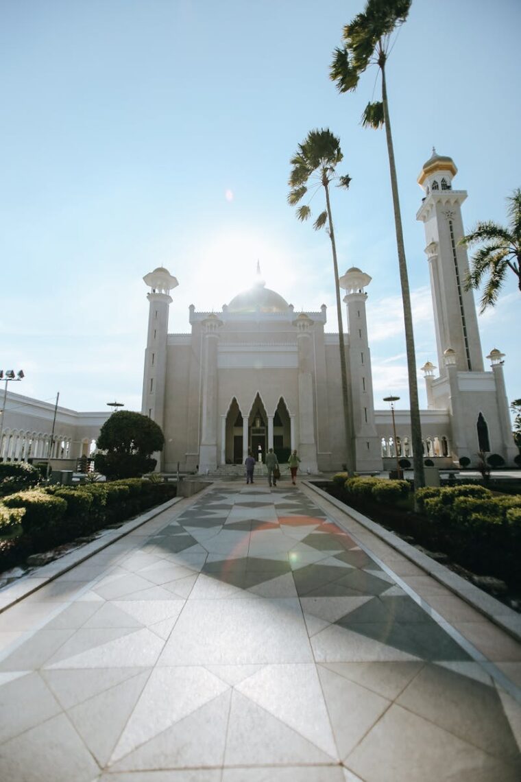 Impressive view of Omar Ali Saifuddien Mosque in Bandar Seri Begawan, Brunei, with striking architecture and clear blue sky.