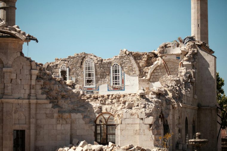 Crumbled mosque ruins in Malatya, Türkiye, showcasing historical architecture under sunlight.